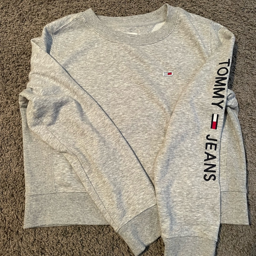 Light Grey Tommy Hilfiger sweater, size medium.